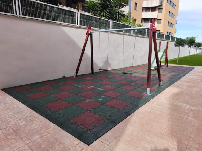 Columpio homologado para comunidades de vecinos e instalado por TOPLUDI